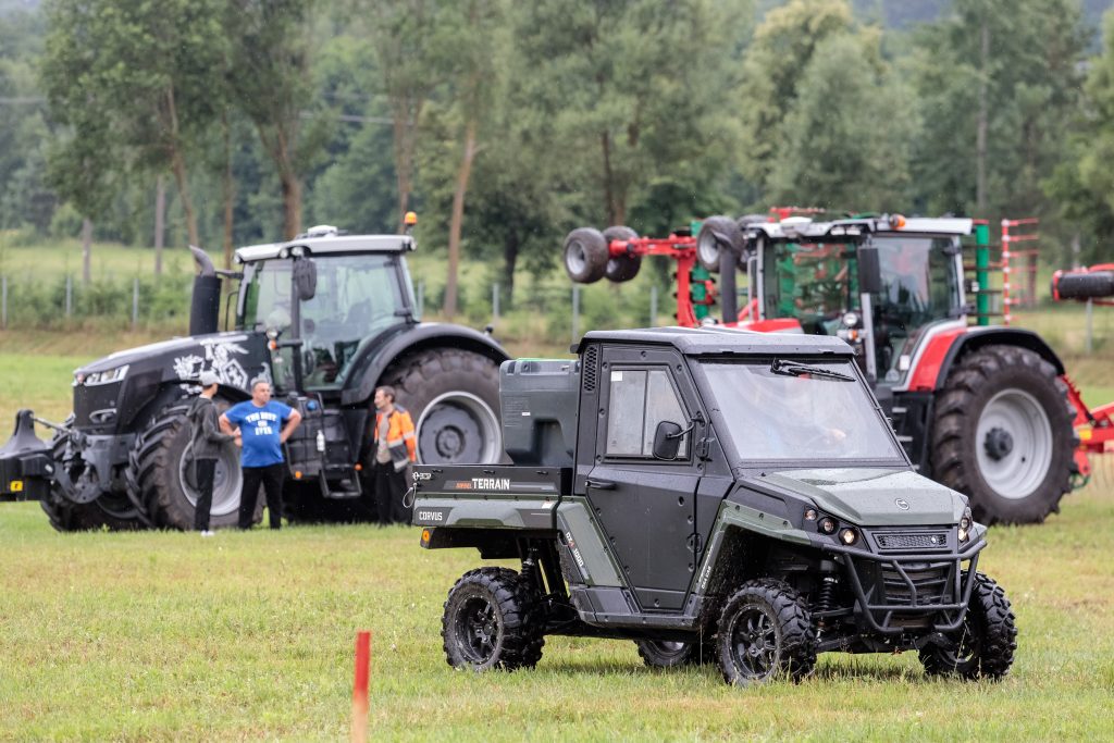 Ūkininkų vasaros šventė – žemės ūkio technika ir visureigiai renginio metu