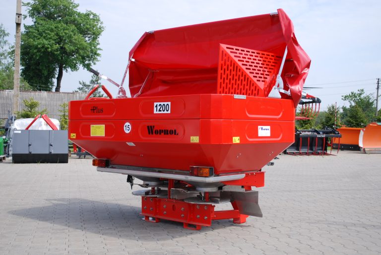 Woprol JUNIOR II PLUS 1600 kg (plieninis bunkeris) – trašų barstytuvas