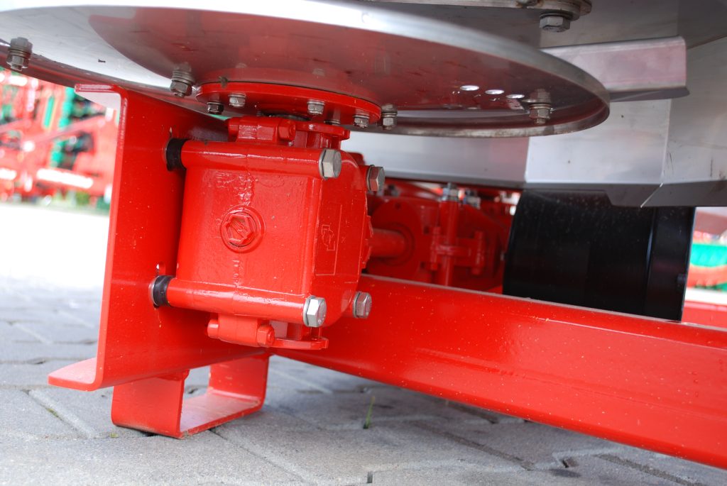 Woprol JUNIOR II PLUS 1600 kg (plieninis bunkeris) – trašų barstytuvas