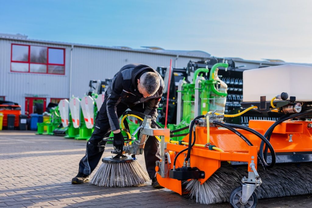 TALEX ECO CLEAN 230 MIX ZH (šoninė šluota, hidr. bunkeris, vandens sistema) – šlavimo šepetys
